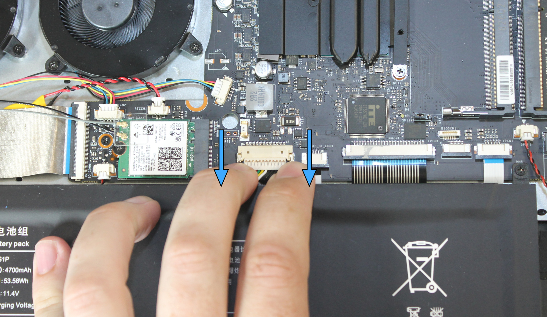 Battery connector, with removal direction marked