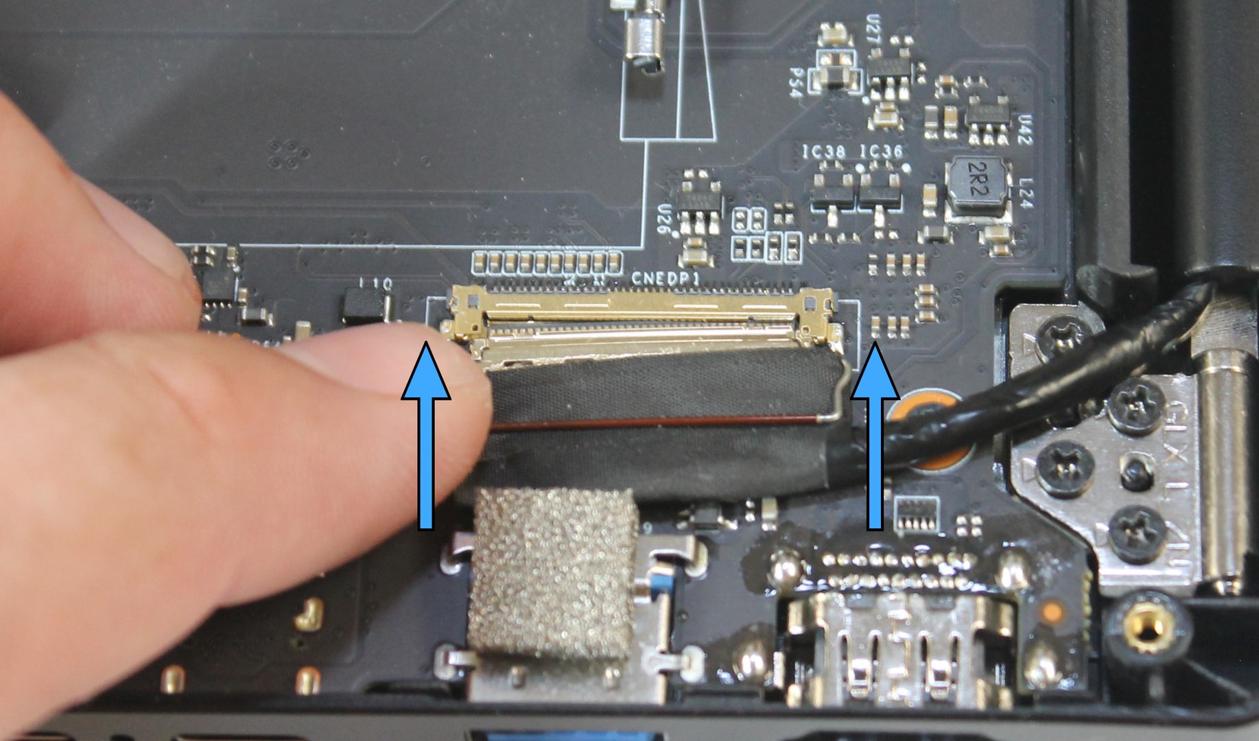 Display connector, with insertion direction marked