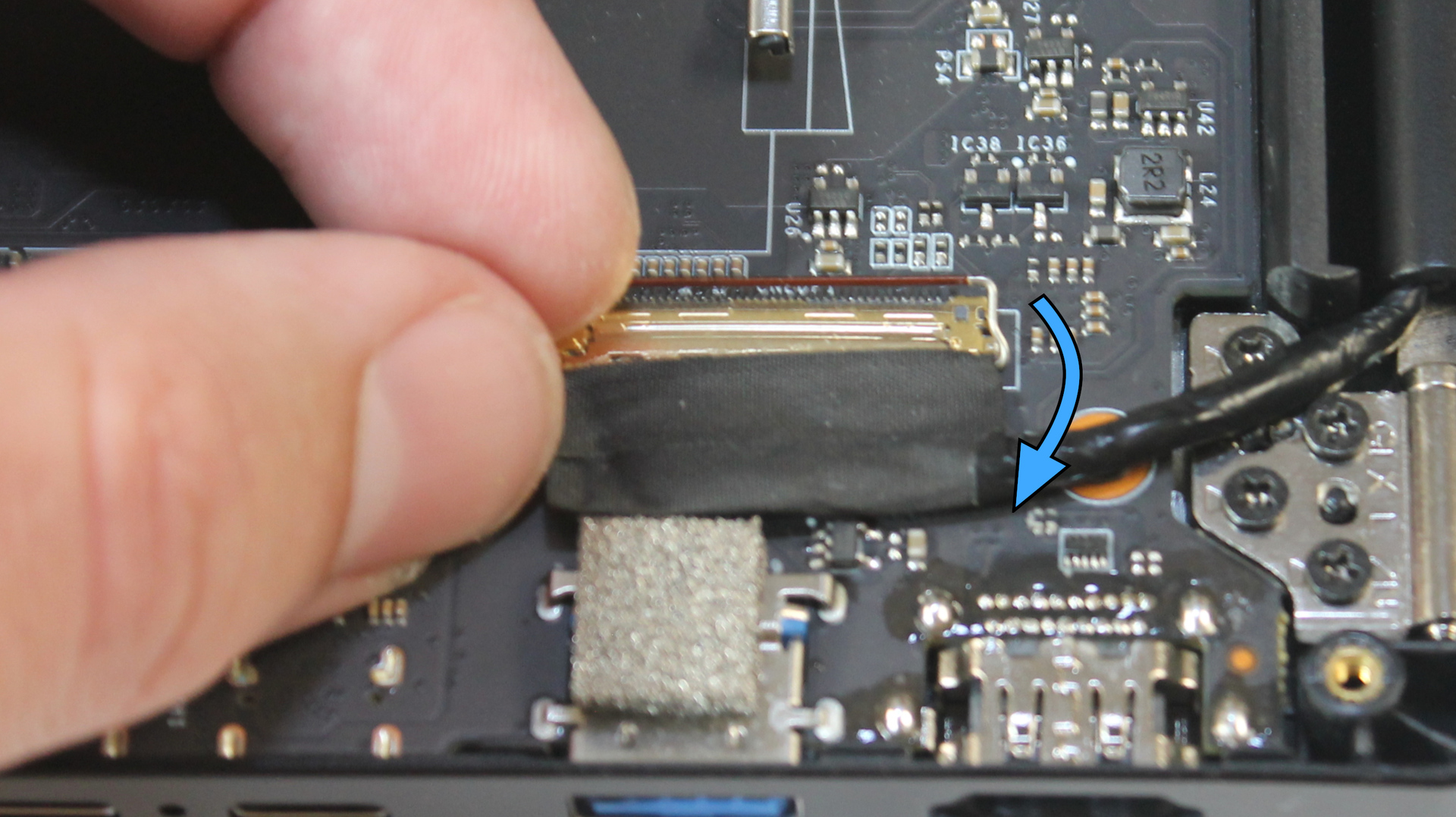 Display connector lever, with movement direction to release lever marked
